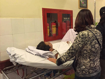 Chủ nuôi bị 4 con chó dữ cắn xé vừa mổ cắt lọc vết thương phần mềm, nối gân cánh tay