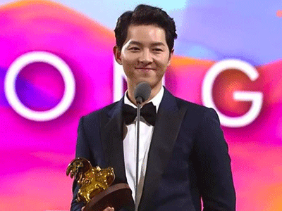 "Điêu đứng" trước vẻ điển trai của Song Joong Ki khi nhận giải thưởng