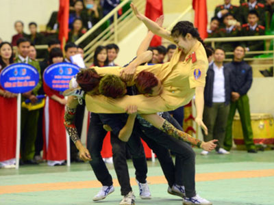 Gặp nữ cảnh sát có màn diễn kẹp ba mãn nhãn