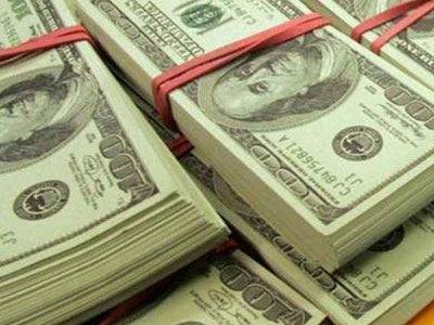 Người dân vẫn "đổ" USD vào ngân hàng