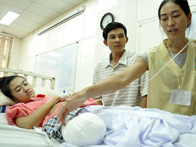 Nữ sinh bị cưa cụt chân: Bệnh viện hứa lo lâu dài
