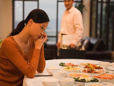 Rớt nước mắt với đôi giày hở mũi của vợ...