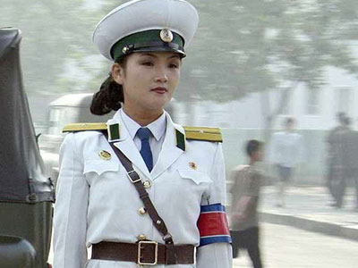 Vẻ đẹp dịu dàng của nữ cảnh sát Triều Tiên