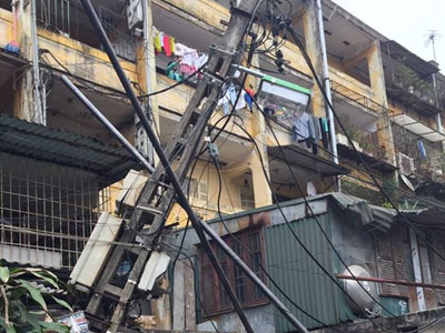 Cần cẩu gẫy đập vào nhà, hàng chục hộ dân tháo chạy