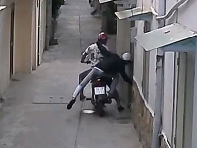 Clip: Băng cướp thò tay vào nhà giật dây chuyền của gia chủ