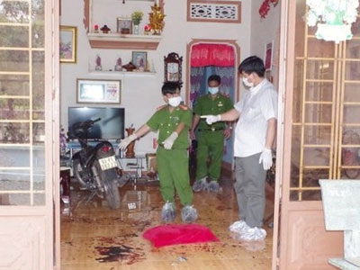 Sau tiếng la lớn, phát hiện người chồng thở thoi thóp bên xác vợ