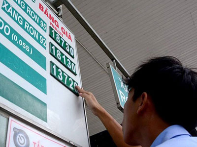 Tính đúng thuế, giá xăng Việt Nam chỉ bằng nước lọc
