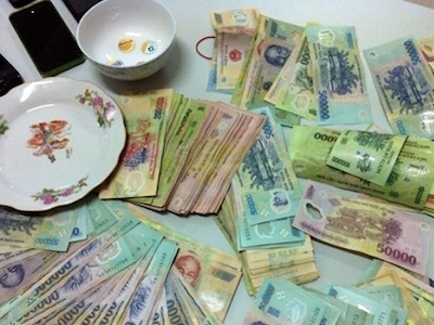 Bắt quả tang sòng bạc quý bà, thu gần 100 triệu đồng