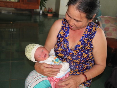 Bé trai sơ sinh 3,2 kg bị bỏ bên đường