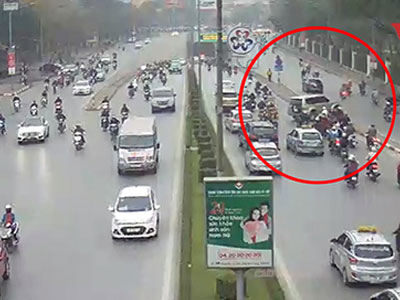 "Choáng" với xe ô tô băng qua dải phân cách cửa hầm Kim Liên