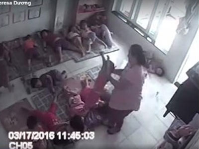Cô giáo xách ngược, ném trẻ như thú bông