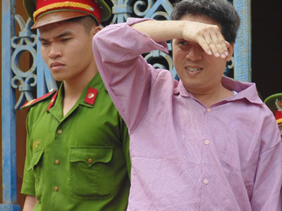 Cựu giáo viên làm chuyện "người lớn" với học trò cười tươi... ra tòa