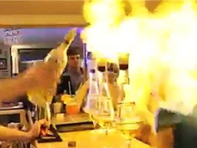 Sốc: Bartender bất cẩn biến cô gái thành "ngọn đuốc sống"