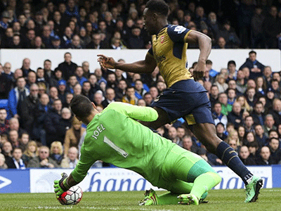 Arsenal giành chiến thắng đầu tiên sau bốn trận ở Ngoại hạng Anh