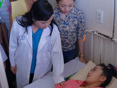 Bộ trưởng Bộ Y tế thăm nữ sinh bị cưa mất chân sau khi bó bột
