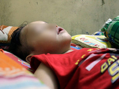Giữa đường, 2 thanh niên giằng co, bắt con trong tay mẹ