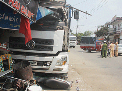 Tránh tai nạn, xe tải đâm liên tiếp vào nhà dân