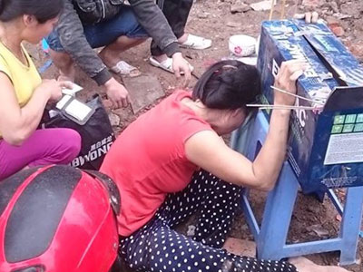 Vụ nổ lớn ở Hà Đông: Vợ nạn nhân vật vã bên phần thi thể còn sót lại của chồng