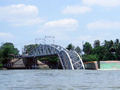 Cầu Ghềnh sập, khách đi xe lửa phải xuống ga Biên Hòa