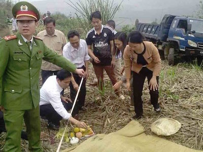 Nhảy khỏi xe tải đang tụt dốc, một loạt người bị cán