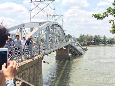 Tài công sà lan đâm sập cầu Ghềnh đã bỏ trốn