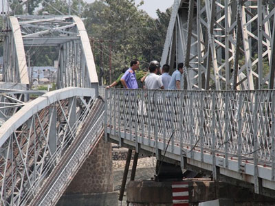 3 nhân viên gác cầu Ghềnh cứu đoàn tàu trong gang tấc