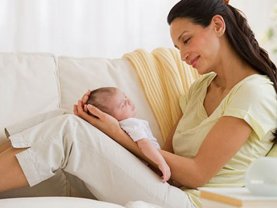 Bà mẹ trẻ bị ném đá "mỏi tay" khi cho rằng nhiều mẹ Việt đẻ con "chủ yếu để sinh lợi"