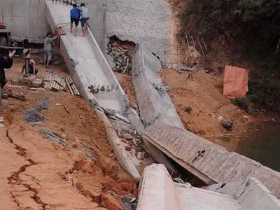 Đang thi công, dầm cầu sập rơi xuống lòng suối