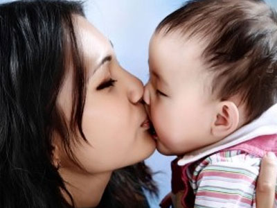 Lý do không nên hôn môi trẻ