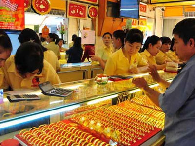 Vợ chồng trẻ vay nợ lãi mua chục lượng vàng "đúc két"