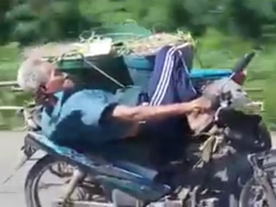 Clip Cụ già nằm trên yên và lái xe máy bằng một tay gây bão mạng