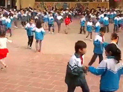 Clip học sinh khiêu vũ trong sân trường khiến dân mạng thích thú