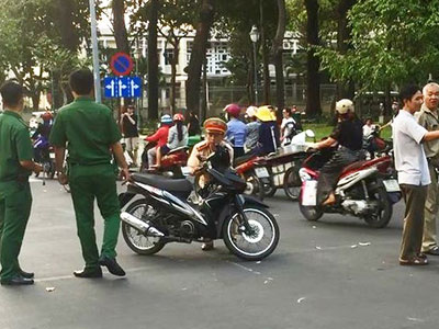 Cướp vượt đèn đỏ tông gãy chân người phụ nữ ở Sài Gòn