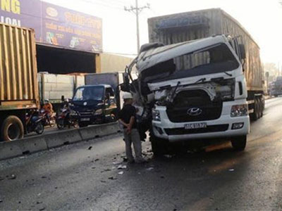 Quốc lộ tê liệt vì xe container va chạm liên hoàn