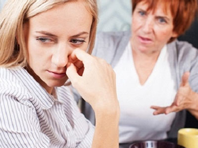 Sau đêm tân hôn, mẹ chồng hùng hổ dắt con dâu trả về "nơi sản xuất"