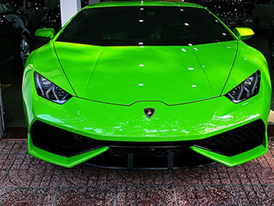 Siêu xe Huracan xanh cốm khoe dáng dưới nắng Sài Gòn