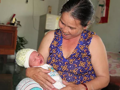 Sợ chồng đánh, bỏ con mới sinh bên vệ đường