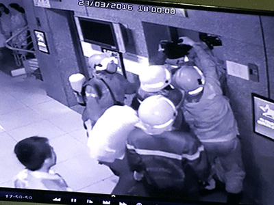 16 người kẹt trong thang máy chung cư, bốn nạn nhân ngất xỉu