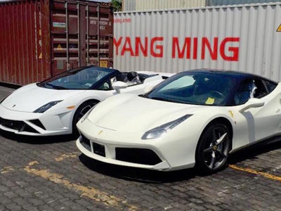 Bộ đôi siêu xe Ferrari-Lamborghini cập cảng Việt Nam