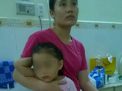 Côn đồ truy sát cả gia đình, chém cả bé gái 3 tuổi
