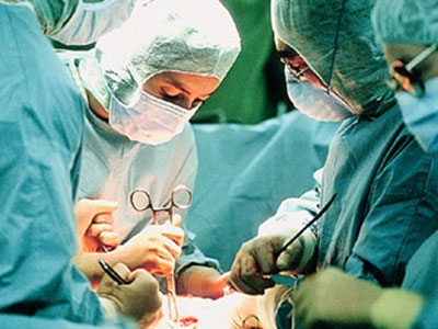 Mất một bên “của quý” vì bất cẩn khi dùng cưa điện