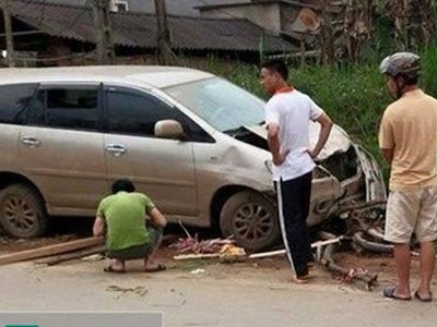 Ô tô cuốn xe máy vào gầm, 2 cháu nhỏ tử vong tại chỗ