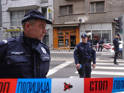 Serbia: Mời nhân viên hàng bánh ra ngoài để tiện đánh bom