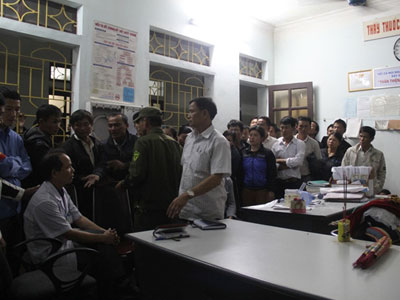 Cháu gái 14 tuổi tử vong, người nhà bao vây bệnh viện