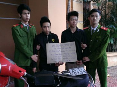 Dùng đao khống chế cô gái, cướp xe máy giữa Thủ đô