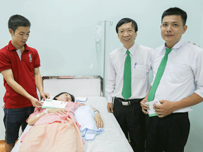 Nam tài xế giúp sản phụ “vượt cạn” trên taxi