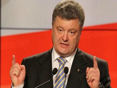 Tổng thống Ukraine tặng súng cho cầu thủ