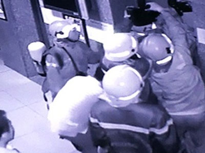 40 phút hoảng loạn trong thang máy bị kẹt