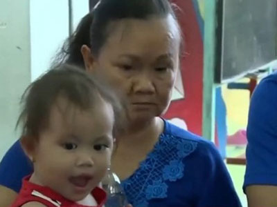 Cô giáo ném trẻ như thú bông khóc nói lời xin lỗi