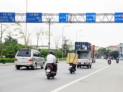 Đề nghị điều chỉnh biển báo giao thông trên 3 tuyến đường trọng điểm Thủ đô